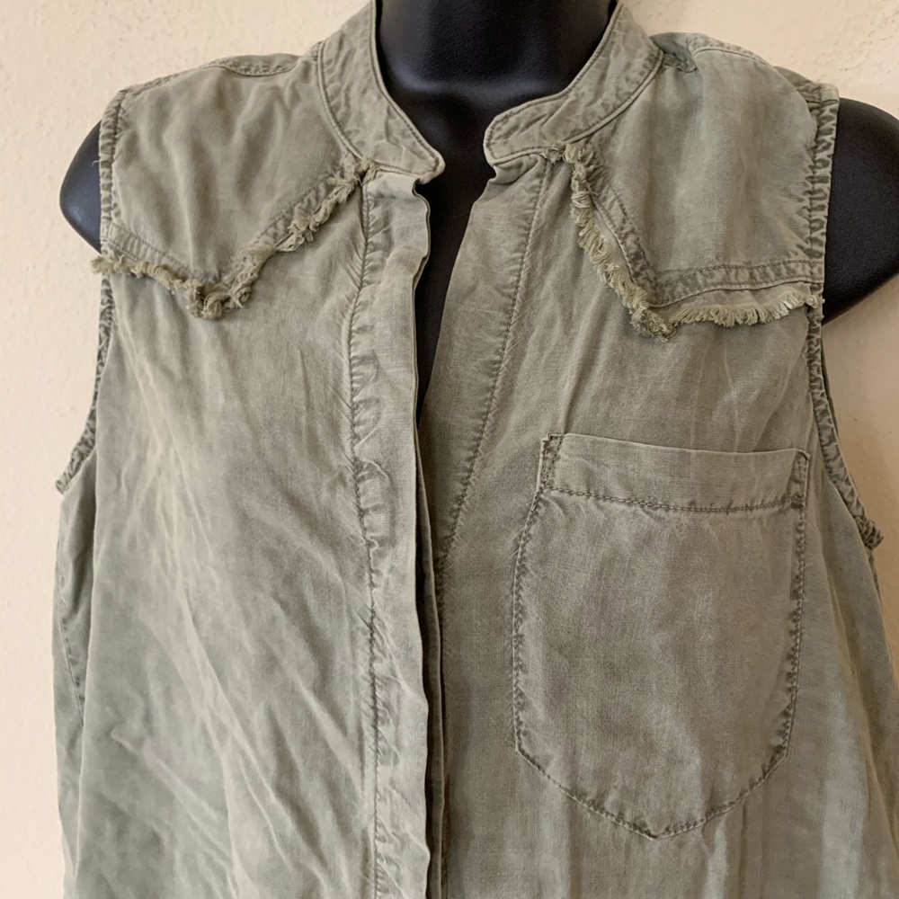 Cloth and Stone Button Back Front Sleeveless Tank - Picture 4 of 13
